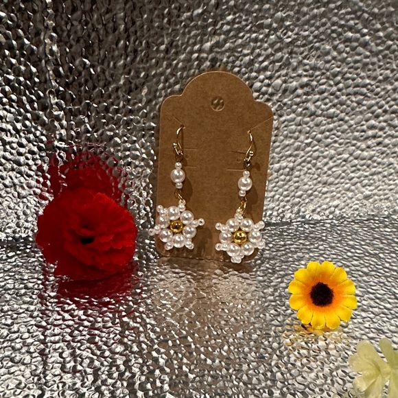 Elegant Pearl and Gold Drop Earrings - Picture 1 of 2